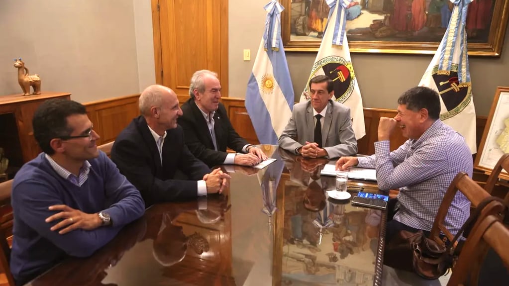 René Macina y miembros de la Unión de Cañeros Independientes de Jujuy y Salta (a la izquierda), expusieron las problemáticas del sector ante el gobernador de Jujuy, Carlos Sadir, y el director provincial de Recursos Hídricos, Guillermo Sadir (derecha).