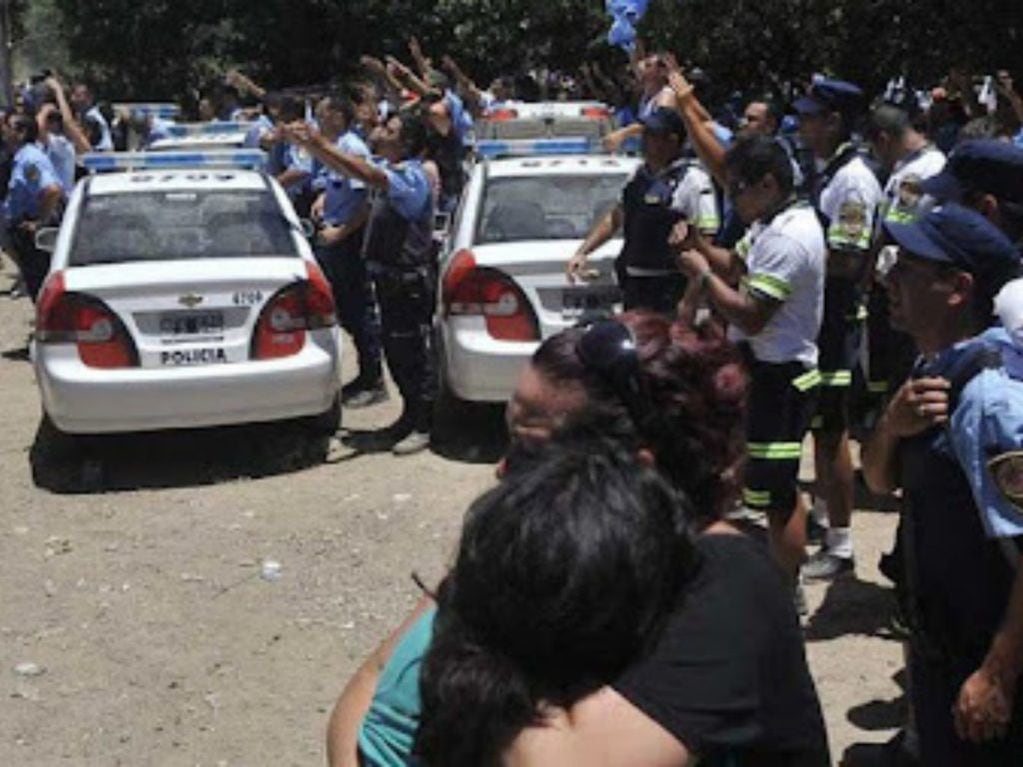 Las familias de los acuartelados celebrando lo conseguido tras una negociación con el Gobierno.