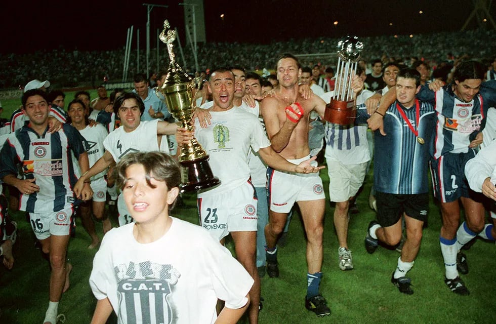 El plantel campeón de Copa Conmebol 1999, invitado para la final de Talleres por Copa Argentina (La Voz).