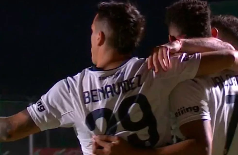 El festejo de Diego Valoyes con Gastón Benavides para la victoria de Talleres en Junín (Imagen de TV)