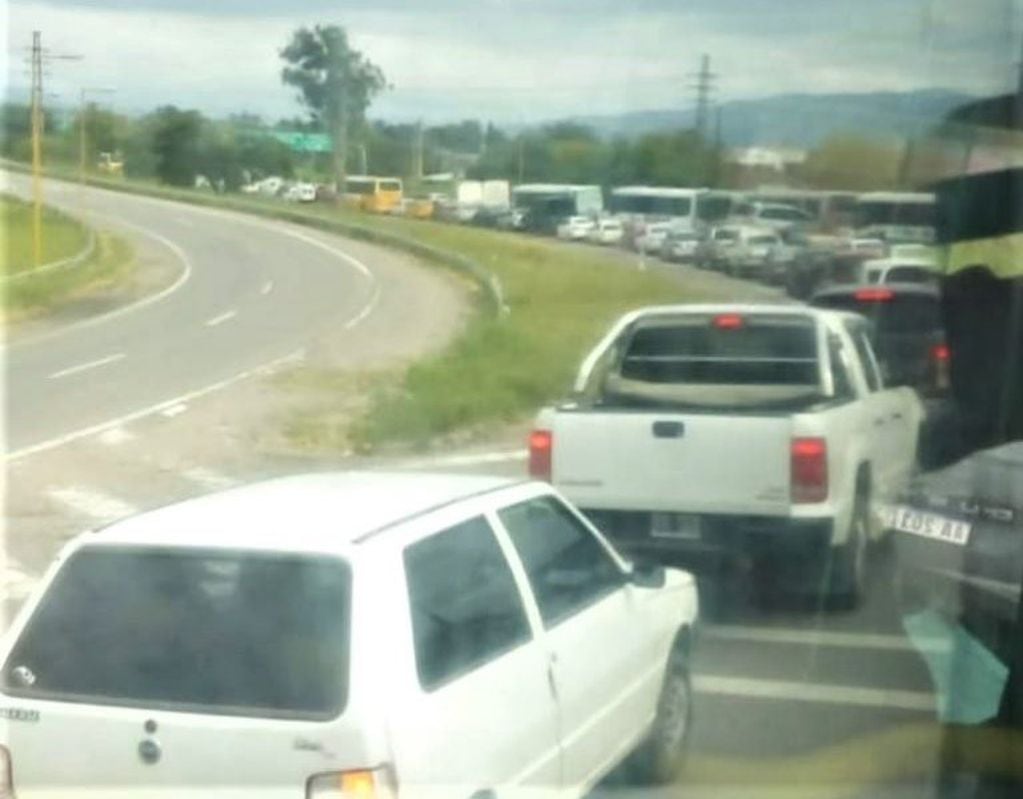 Larga fila de automóviles y unidades de transporte, en el acceso sur a San Salvador de Jujuy, este miércoles.