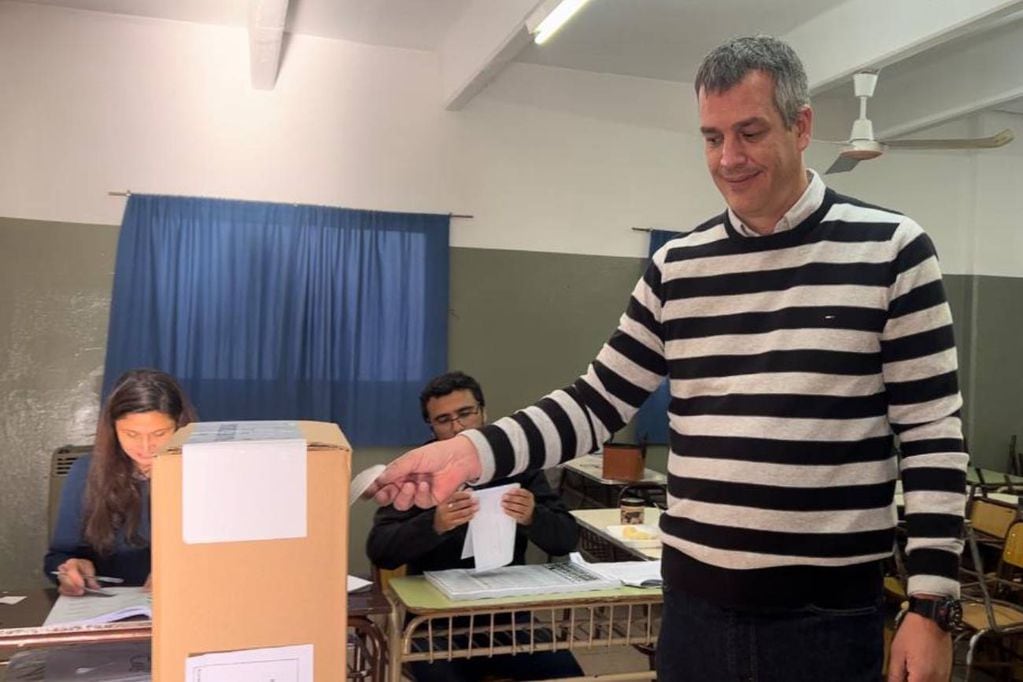 Agustín Spaccesi, al momento de emitir su voto.