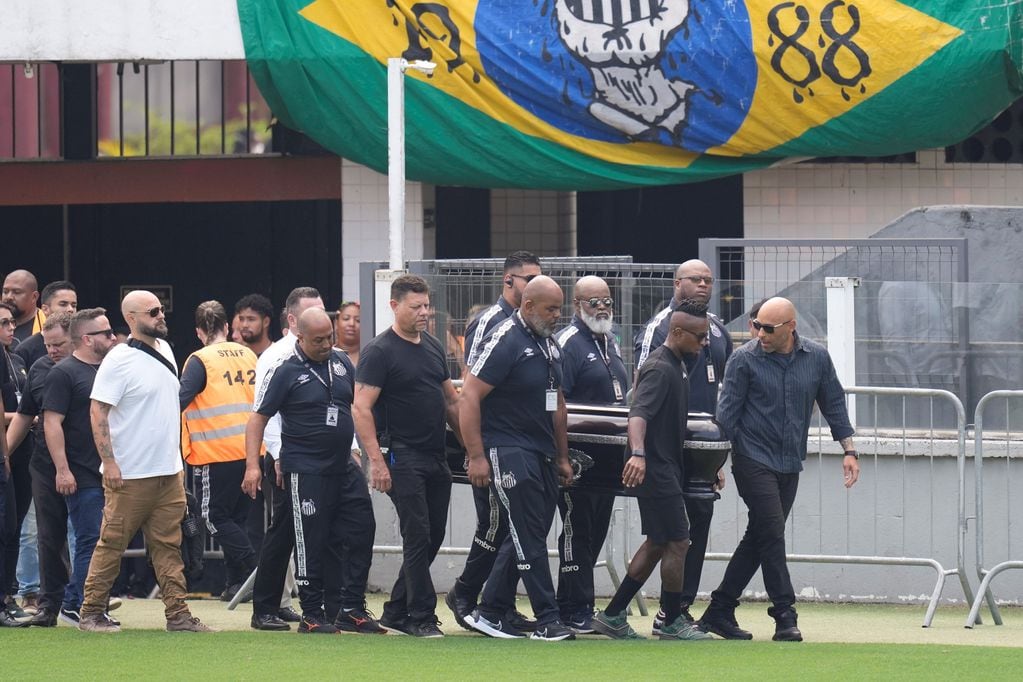 Los restos del astro brasileño serán velados este lunes en el estadio del Santos. (AP)
