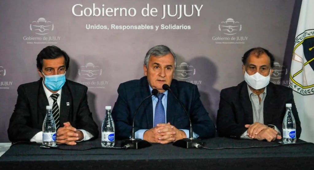 Al hacer los anuncios el gobernador Morales estuvo acompañado por los ministros de Hacienda y Finanzas, y Gobierno y Justicia, Carlos Sadir y Normando Álvarez García, respectivamente.