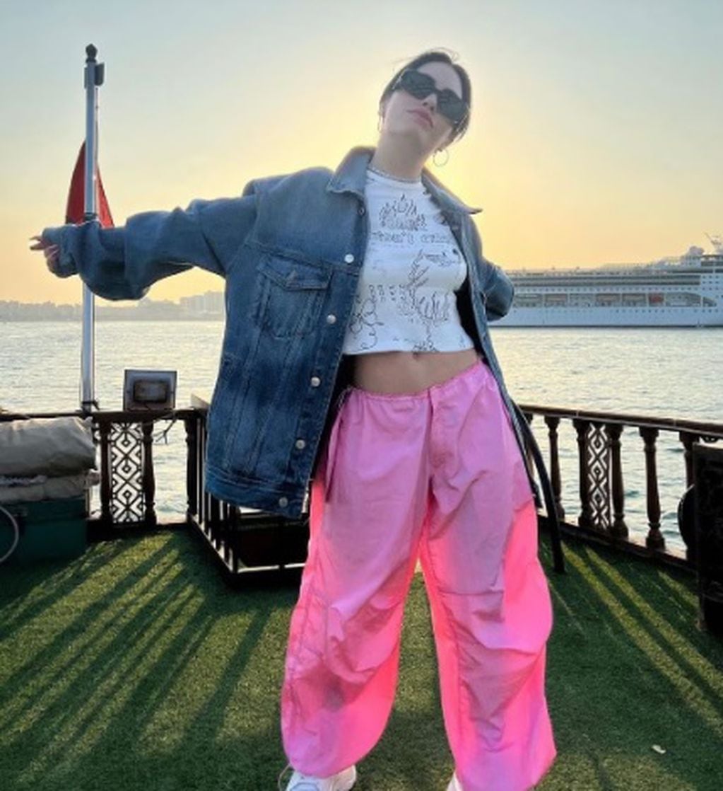 La actriz amortizó su pantalón rosa chicle en Qatar.