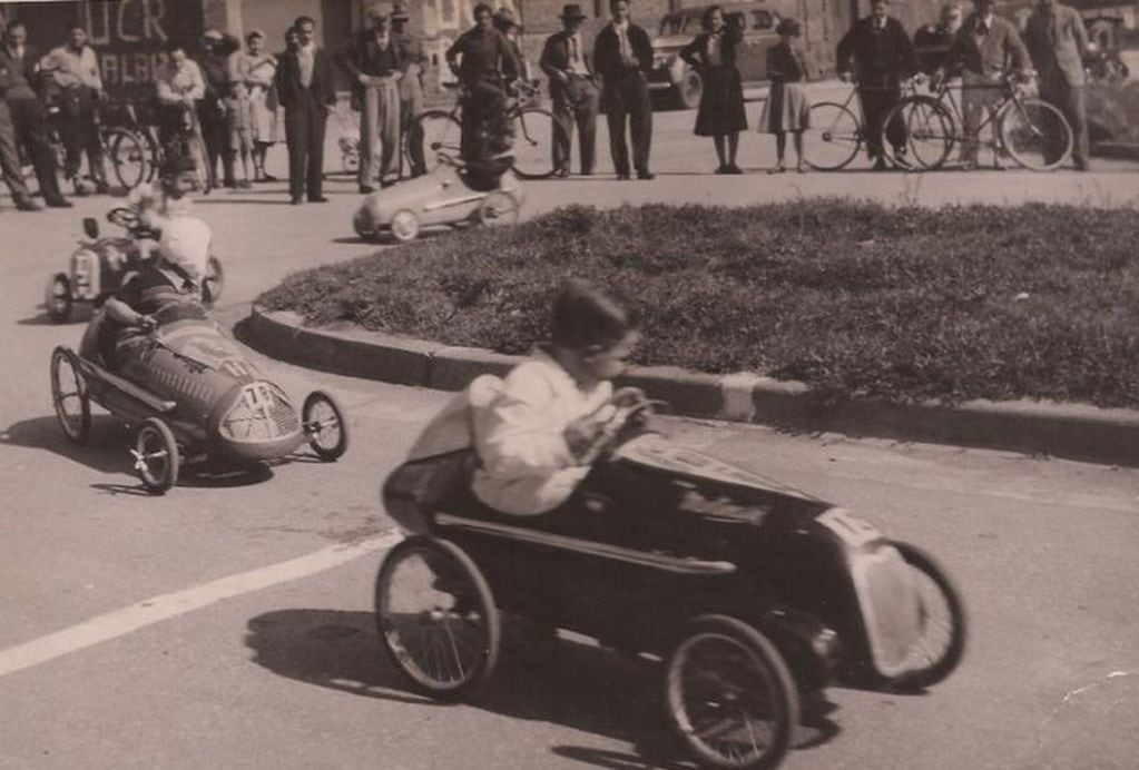 Carrera de autos a pedal, tres arroyos década del 50