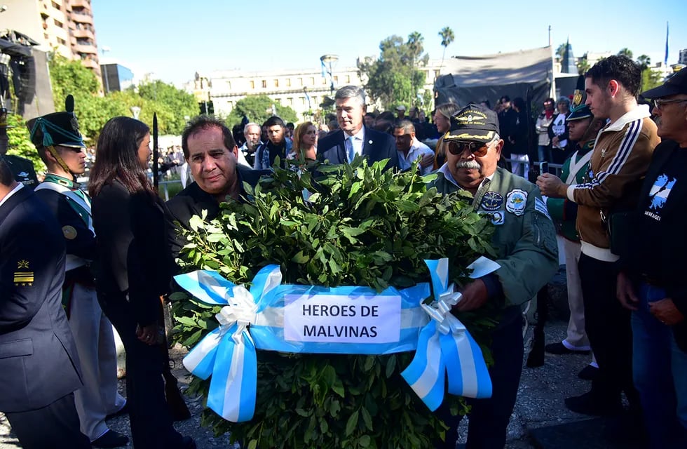Acto por Malvinas en Córdoba: Passerini homenajeó a los héroes y los caídos en la guerra. (Pedro Castillo / La Voz)