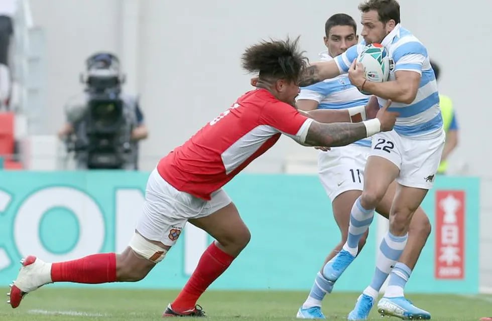 Higashiosaka (Japan), 28/09/2019.- Nicolas Sanchez (R) of Argentina in action against Leva Fifita (L) of Tonga during the Rugby World Cup match between Argentina and Tonga at Hanzono Stadium in Higashiosaka, Japan, 28 September 2019. (Japón) EFE/EPA/BUDDHIKA WEERASINGHE EDITORIAL USE ONLY/ NO COMMERCIAL SALES / NOT USED IN ASSOCATION WITH ANY COMMERCIAL ENTITY