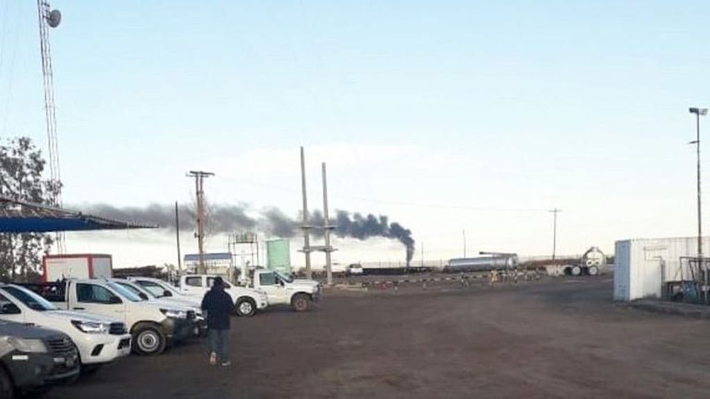 Explosión en un tanque petrolero (Catriel 25 Noticias)