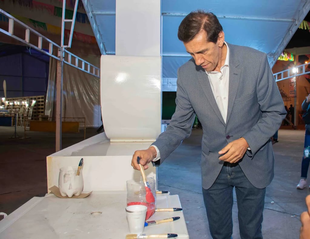 Gustoso, el ministro Carlos Sadir se dispuso a experimentar con las pinturas y pinceles disponibles para el público, en un segmento de la muestra "Jujuy Ciudad Estratégica"-