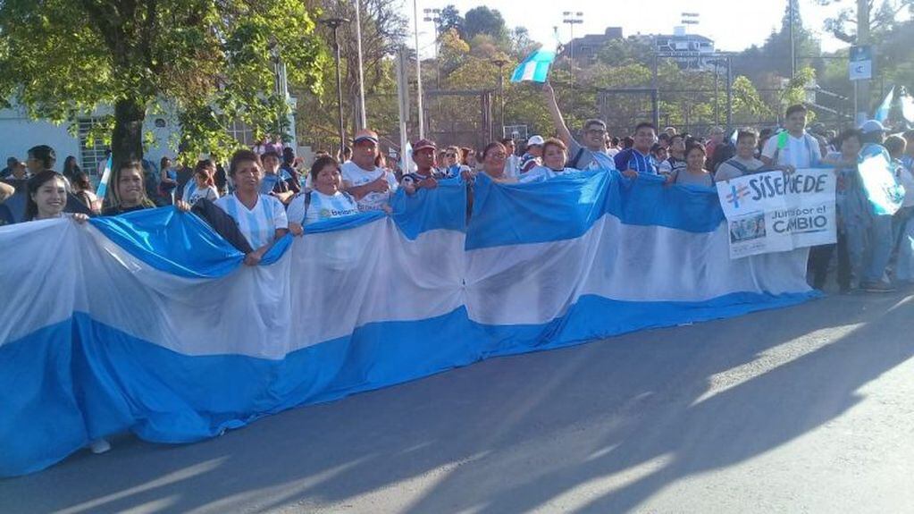Uno de los grupos que se apresta a partir desde el parque San Martín hacie el centro de la ciudad, en la marcha con Mauricio Macri.