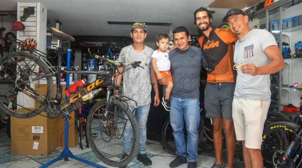 En Piñas, conocieron a un bicicletero de un club de ciclismo que los ayudó con la reparación de los rodados (Facebook)
