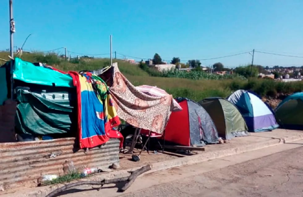 En Villa Urquiza acamparon para pedir por viviendas (foto, web de radio Suquía).