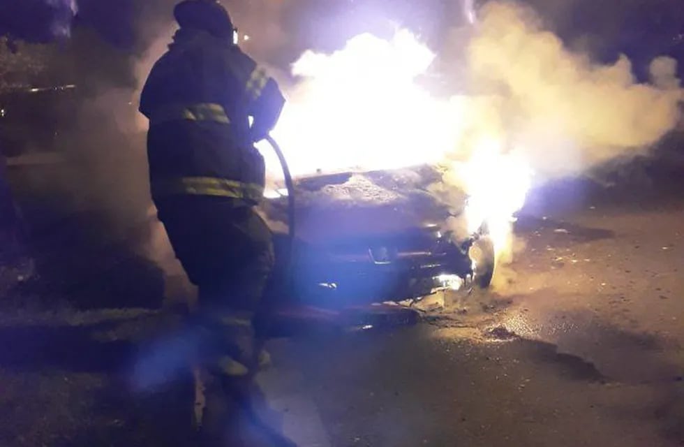 Investigan si el auto fue incendiado por una banda de quemacoches.