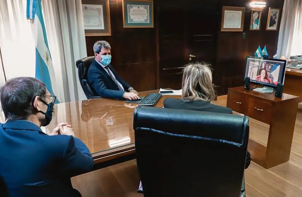 El gobernador Uñac junto a funcionarios locales en videoconferencia con la embajadora de Francia en Argentina.