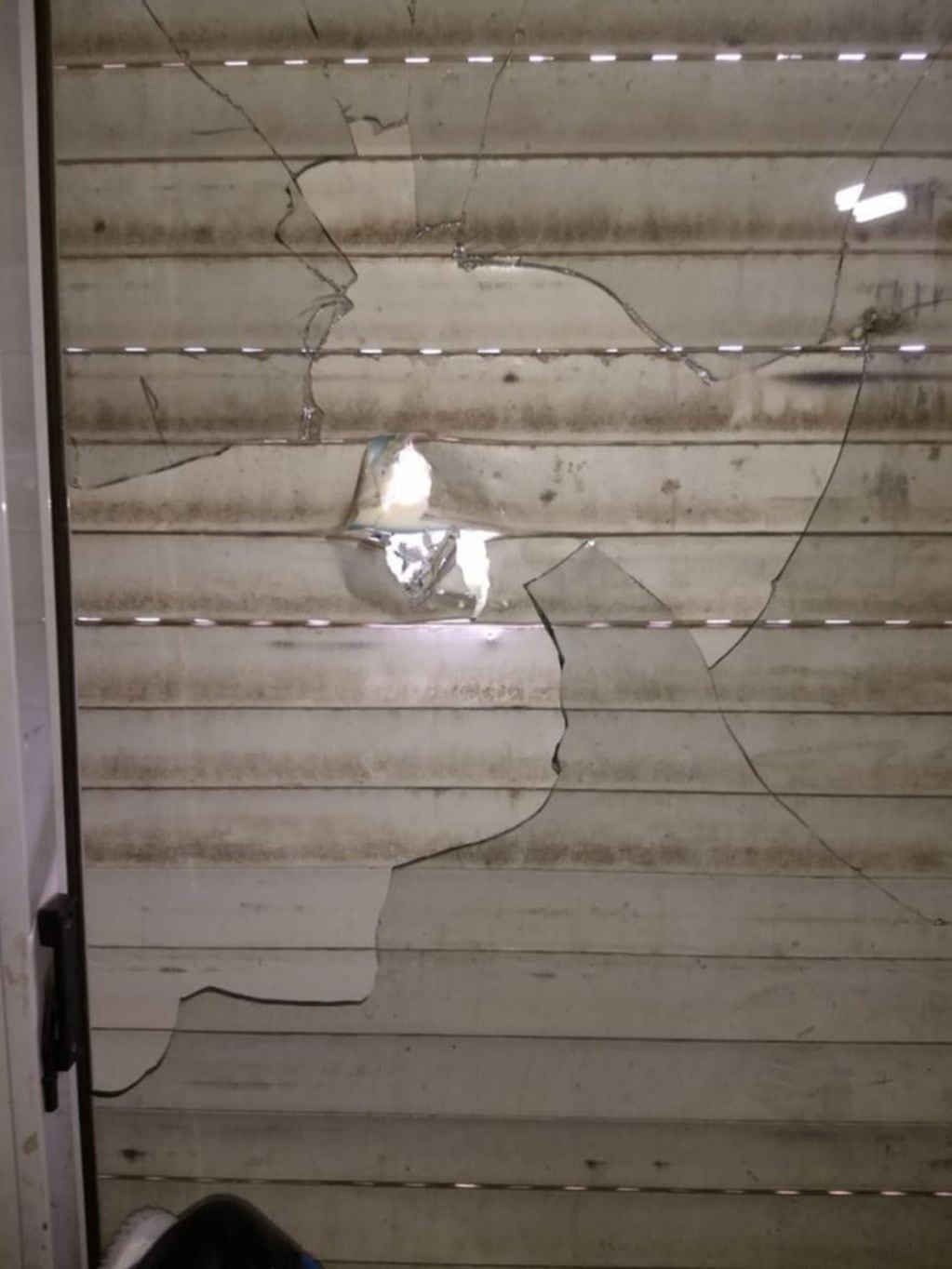 Así quedó la ventana de Reyes tras el tiroteo de su exnovio. Fotos: Jorge Castro