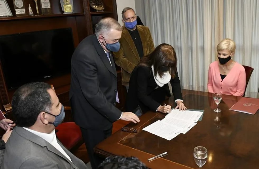 Legislatura: Jaldo firmó un convenio con universidades para capacitar sobre la Ley Micaela. (Legislatura de Tucumán)