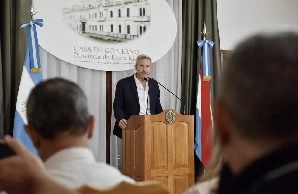 El gobernador Frigerio en la conferencia de prensa.