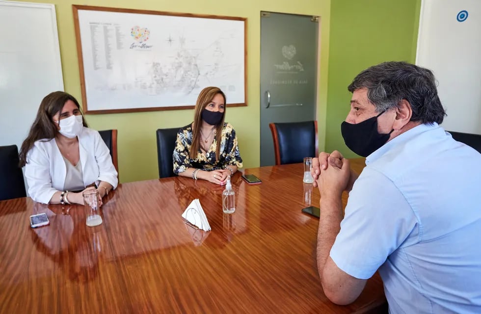 Visita de la ministra de Salud Ana María Nadal a la Municipalidad de Las Hera para anunciar la construcción del nuevo hospital Gailhac.