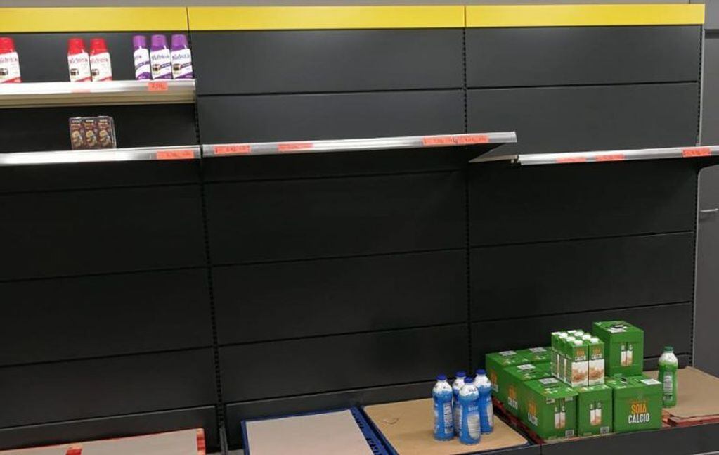 Desabastecimiento en supermercado de Murcia, España.