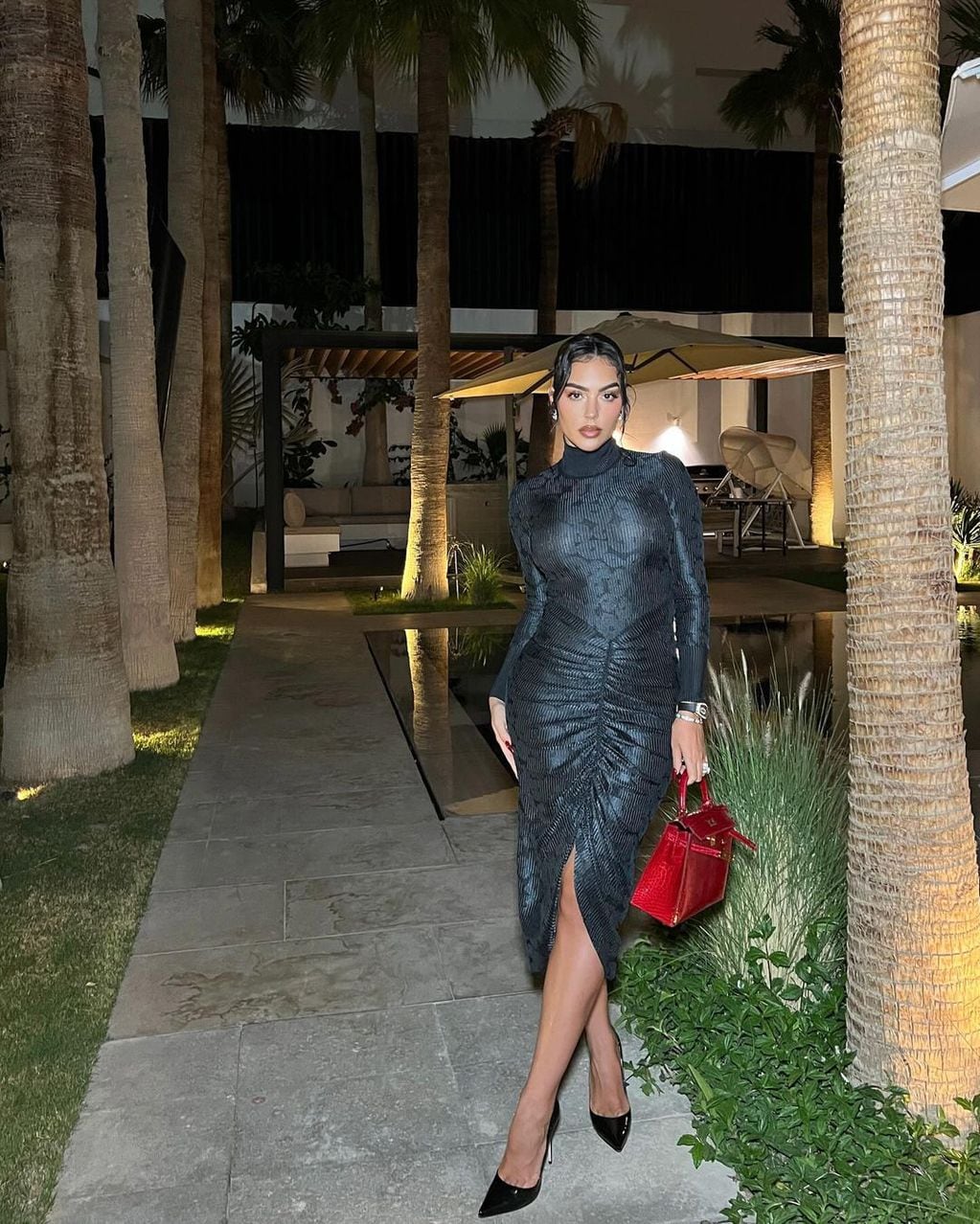 Georgina Rodríguez paralizó Instagram con un vestido total black ultra ajustado