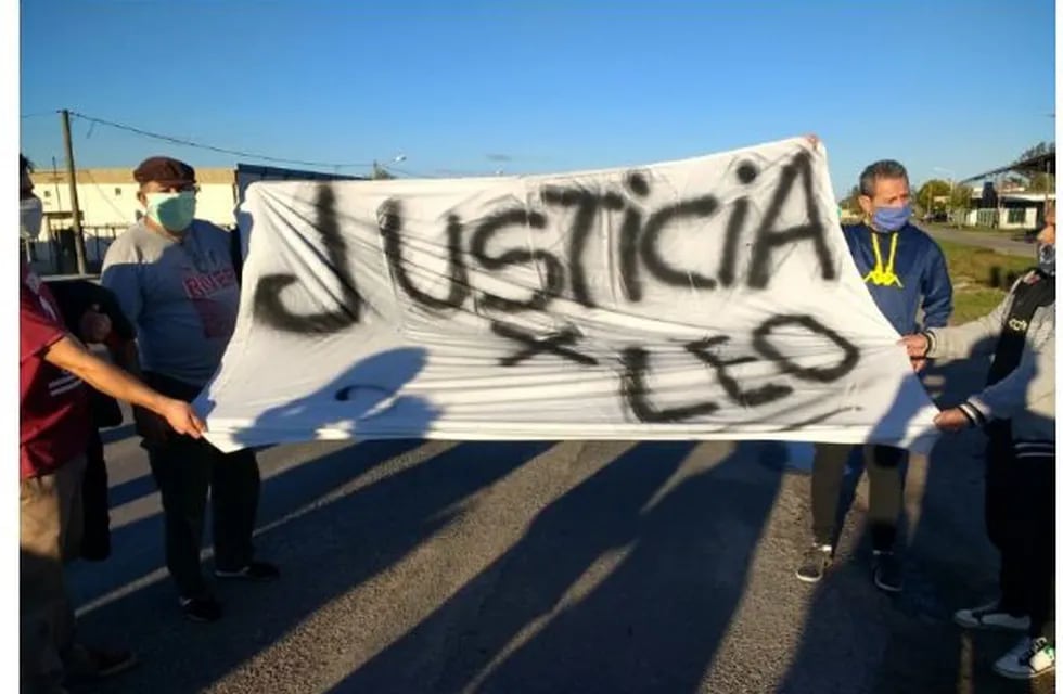 Manifestantes piden justicia por el asesinato de Leo Gallegos.