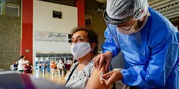 Comenzó el operativo en el Polimeni para vacunar a los adultos mayores de 70 años que viven en Las Heras.