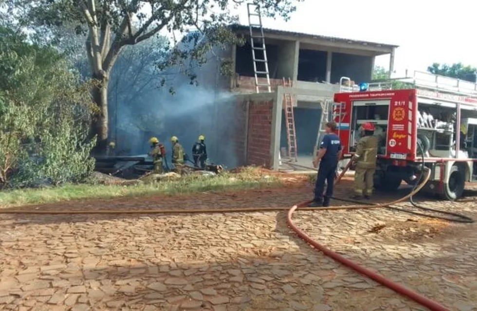 Incendio en Puerto Iguazú: bomberos logran sofocar las llamas a tiempo.