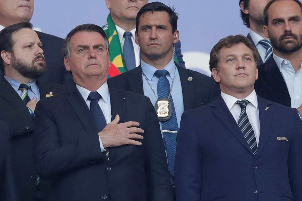 Jair Bolsonaro, presidente de Brasil, y Alejandro Domínguez, titular de la Conmebol, en la última Copa América en Brasil. (AP)