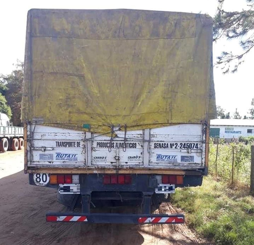 El camión secuestrado en la localidad de Santa Rosa.