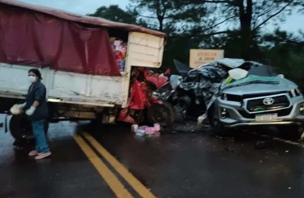 Dos fallecidos tras choque entre un camión y una camioneta en Campo Grande.