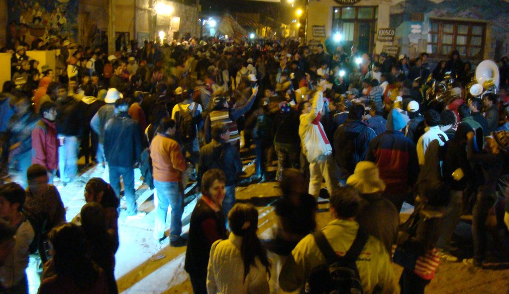 La multitud baila y canta en las calles de Tilcara, como en los principales pueblos de la Quebrada de Humahuaca, durante el día y hasta la madrugada.
