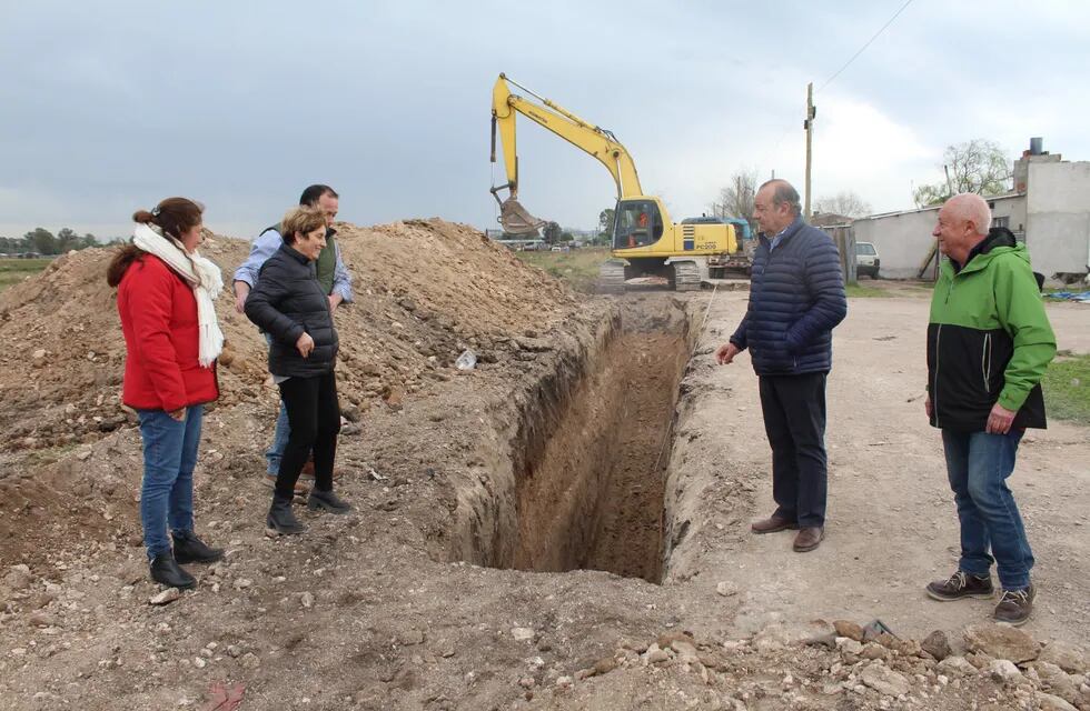 El intendente Carlos Sánchez recorrió el predio donde se construyen 120 viviendas