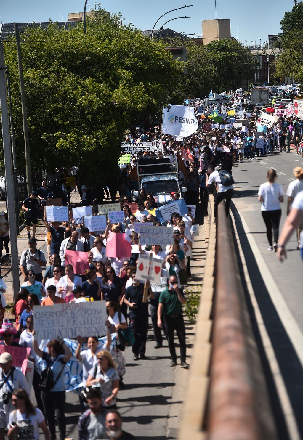 Avanza la protesta de los médicos hacia el Patio Olmos, Córdoba. (Pedro Castillo / La Voz)