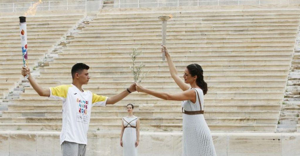 La ceremonia del encendido de la llama olímpica en imágenes.