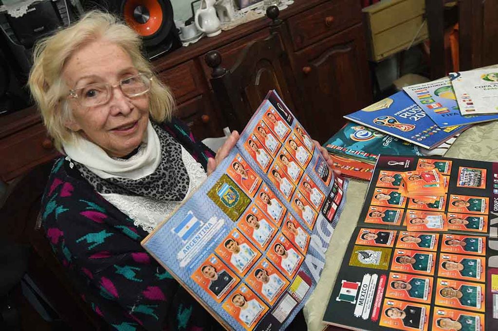 Ana del Rosario Mulet, tiene 75 años y ya tiene 2 álbumes completos de figuritas del Mundial de Qatar 2022
Foto: José Gutierrez / Los Andes