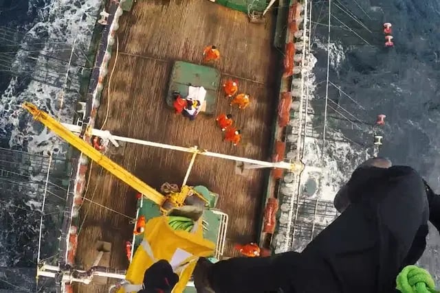 Rescate aéreo en el mar: Prefectura evacuó a un tripulante herido que debía ser atendido de urgencia