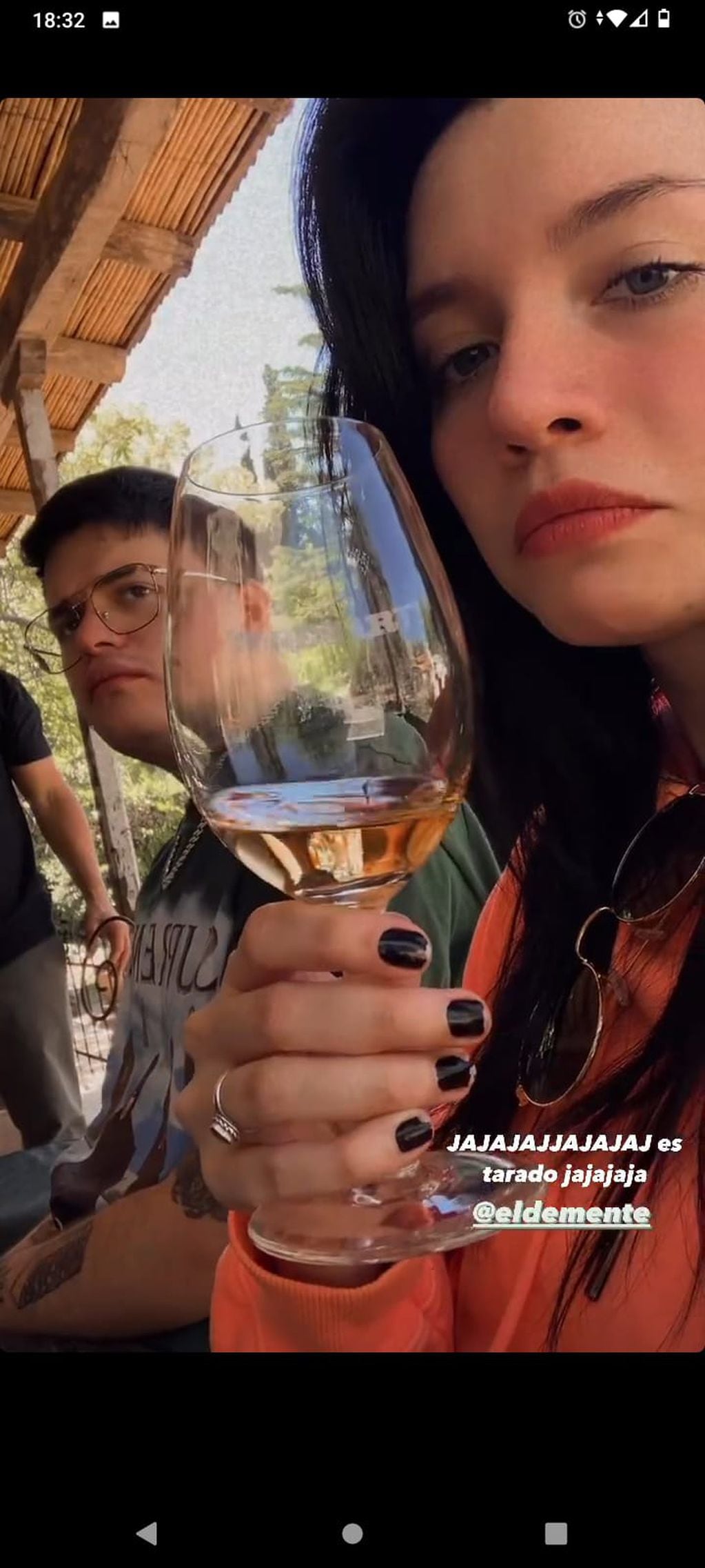 Mica Suárez y El Demente degustando vinos.