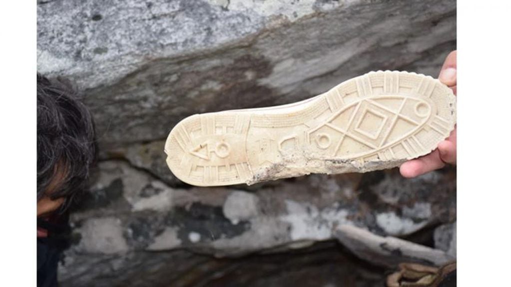 Zapatillas encontradas entre los montes de Malvinas. Testimonio de lo que fue la Guerra,