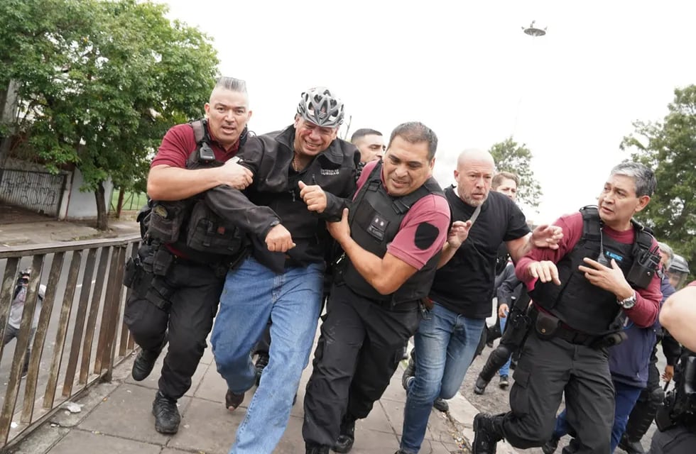 Protesta de colectiveros. El ministro de Seguridad Sergio Berni fue agredido por los manifestantes y debió ser evacuado en un auto blidando. Foto: Maxi Failla / Clarín.
