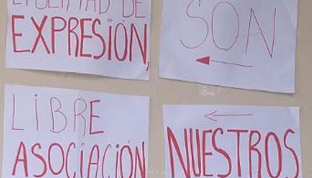 Los alumnos de la escuela Arturo Illia pidieron que se respeten sus derechos a manifestarse, colgando carteles en la institución. (Web)