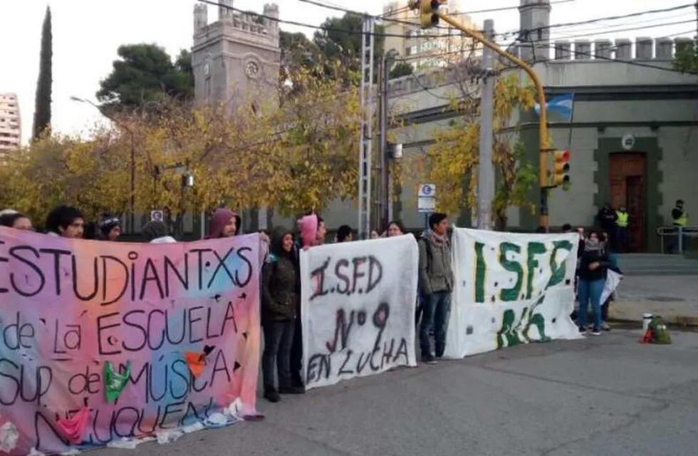 Estudiantes neuquinos protestan frente a la Casa de Gobierno (Río Negro).