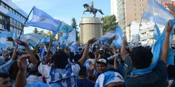Miles de neuquinos festejaron el triunfo de Argentina y el pase a cuartos de final.