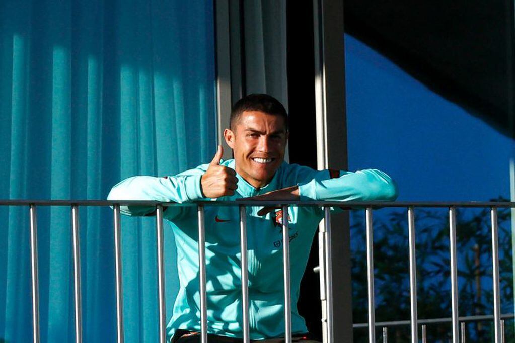 Cristiano Ronaldo en Lisboa, luego de dar positivo por Covid-19. (FPF/AFP)