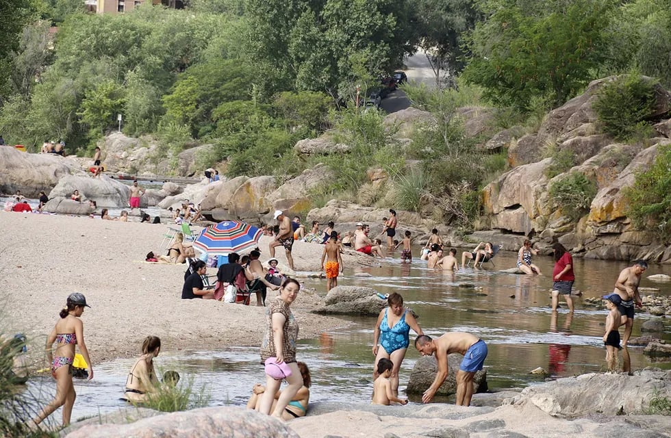 Poca agua y mucho calor. Igual, los turistas dijeron presente en las sierras de Córdoba (La Voz).