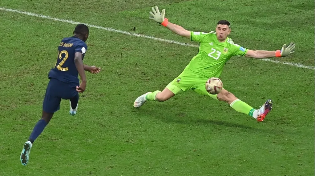 El francés reveló el trauma que le dejó la atajada de Dibu Martínez en la final del Mundial. EFE