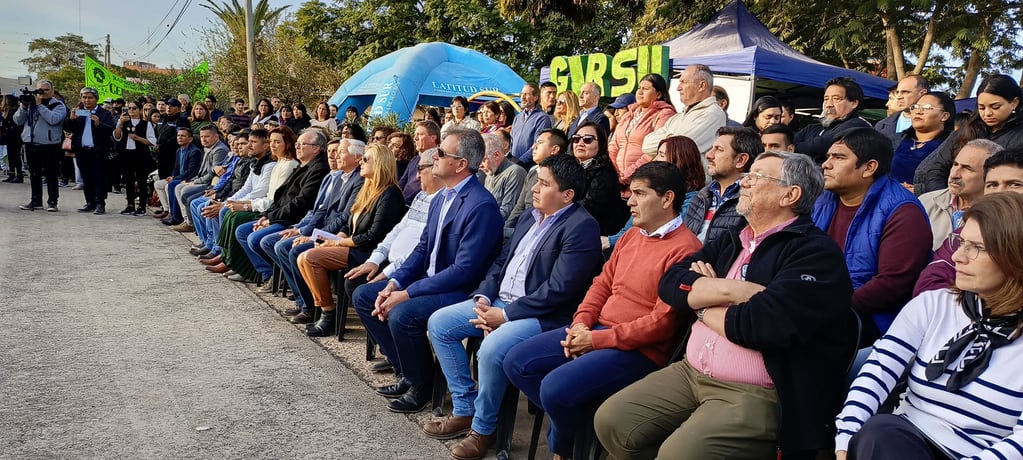Autoridades provinciales y municipales, empresarios y referentes de instituciones civiles presentes en el acto en Perico.
