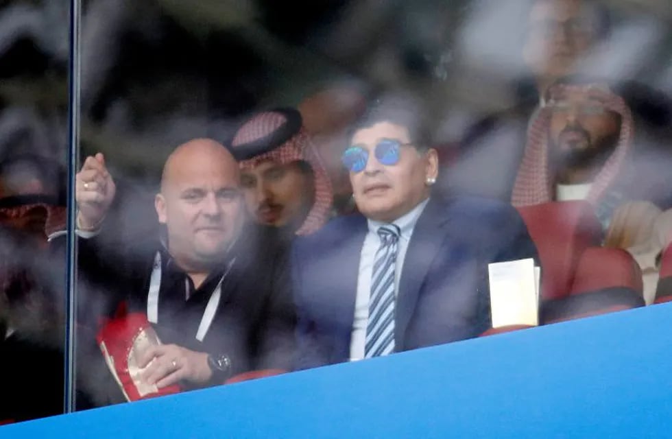 Maradona fue a ver el partido inaugural junto a Jeques Árabes