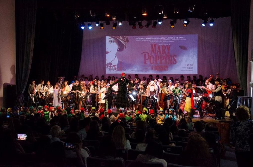 La Orquesta Sinfónica Infantil y Juvenil de Salta junto al Coro Infantil del IMD en un homenaje de película (Facebook Orquesta Sinfónica Infantil y Juvenil de Salta)