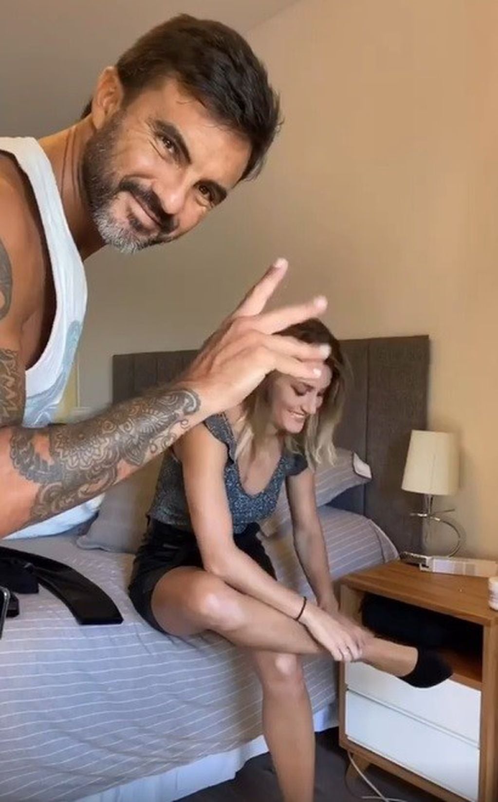 Fabián Cubero se mete "de prepo" en el video de su novia. (Instagram)